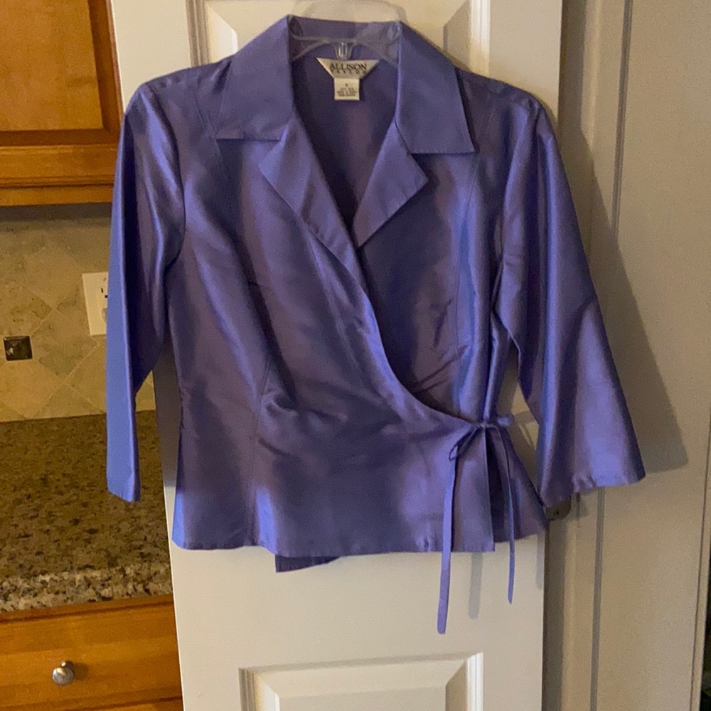 Excellent condition and beautiful color spring top. Size 6. 100% silk. - Picture 1 of 4